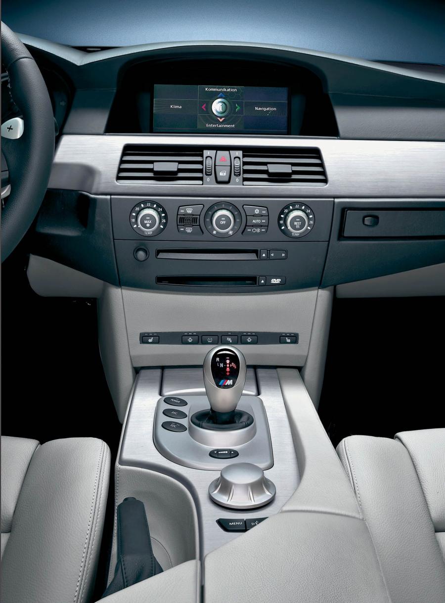 Детали интерьера BMW M5 (E60) 2004 года  (WW) (фото 40 из 98)